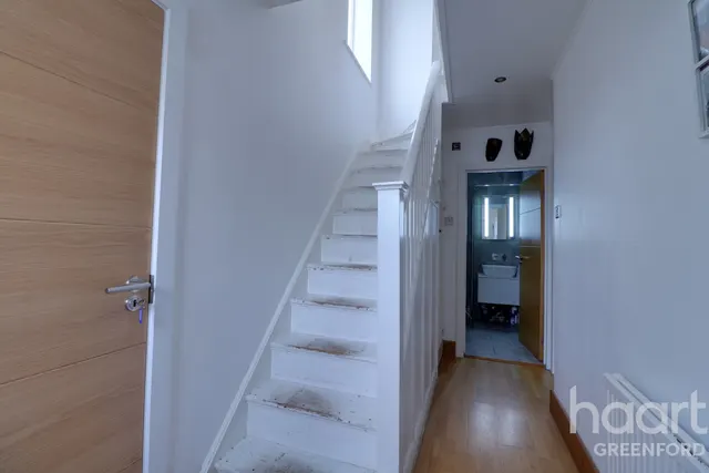 Perivale, UB6, photo 1