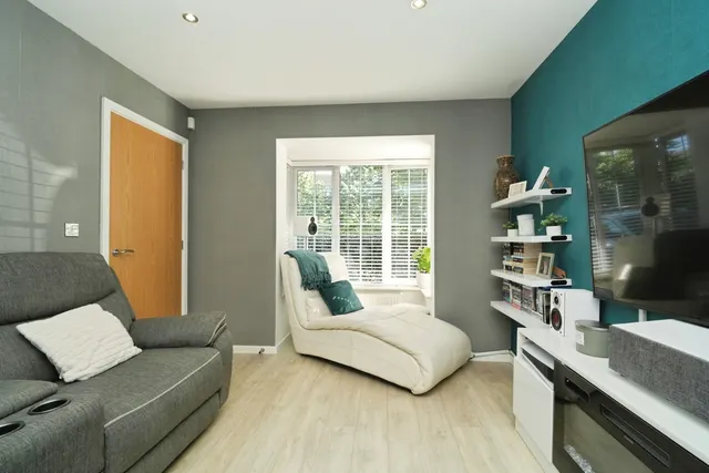 Photo 3 — Thorne Crescent, Worsley, Manchester, Greater Manchester, M28