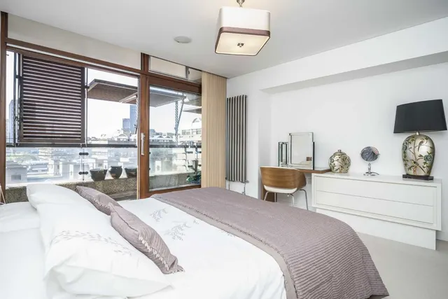 Frobisher Crescent, EC2Y, photo 3