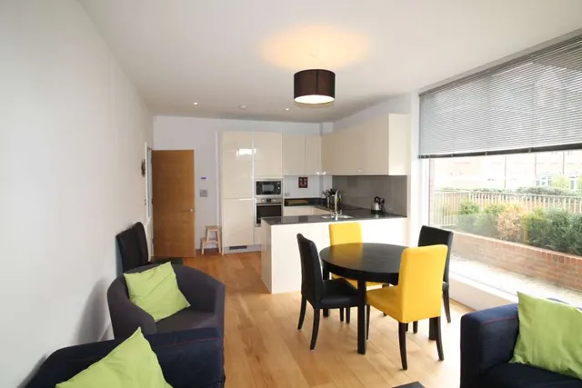 2 bedroom flat — Halyards Court, Durham Wharf Drive, TW8 8FB
