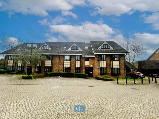 Connaught Court, photo 1