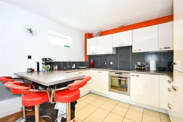 Whippendell Road, WD18, photo 3