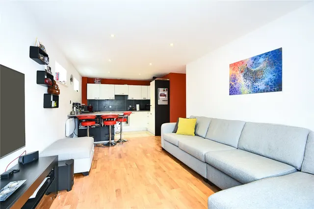 Whippendell Road, WD18, photo 2