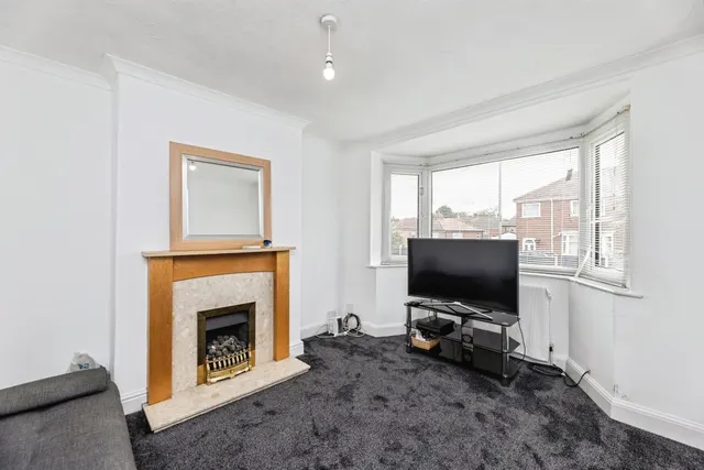 Photo 2 — Grove Lea Crescent, Pontefract