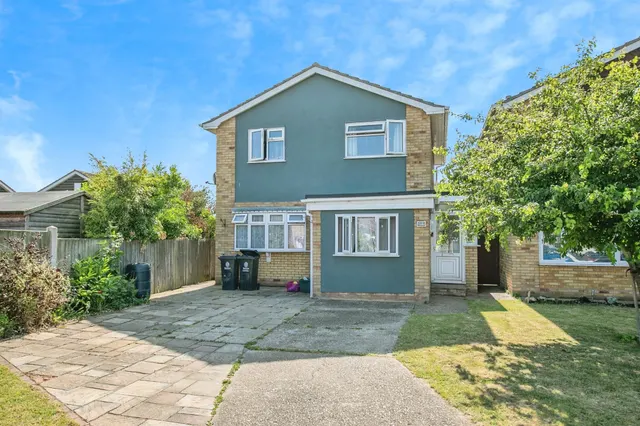 Photo 2 — Pembroke Gardens, Holland-On-Sea, Clacton-On-Sea