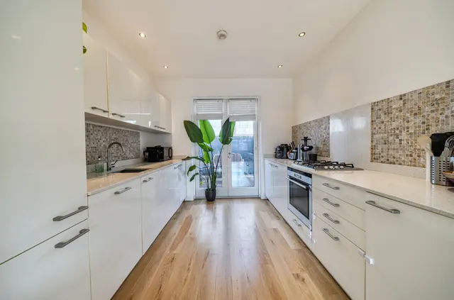 Photo 3 — Flat 3, 1 Holland Grove, London, London, SW9 6DG