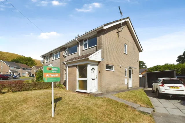 Oliver Jones Crescent, Tredegar, NP22, photo 1