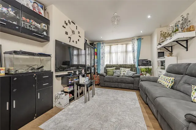 Northwood Gardens, Greenford, UB6, photo 2