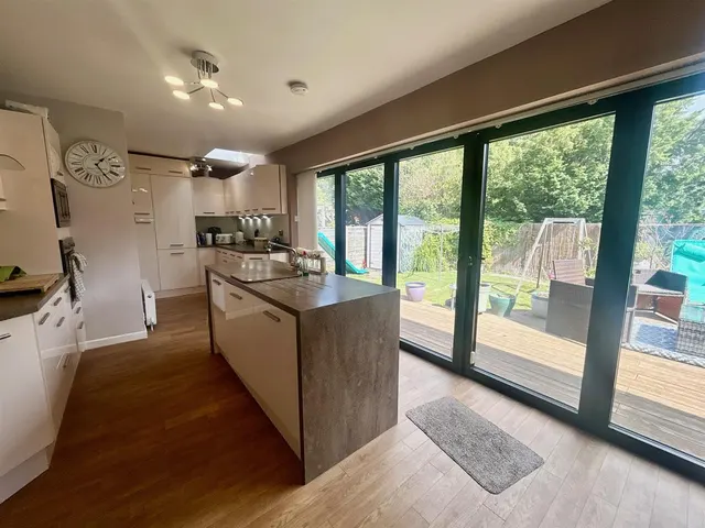 Wilmslow Road, Heald Green, photo 3