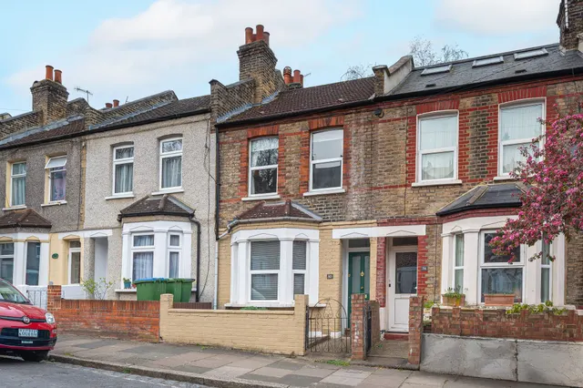 80 Roydene Road, London, photo 1