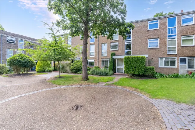 Harrowdene Gardens, Teddington, TW11 0DL, photo 1