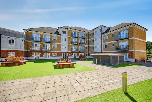 2 bedroom flat — Ley Farm Close, Watford