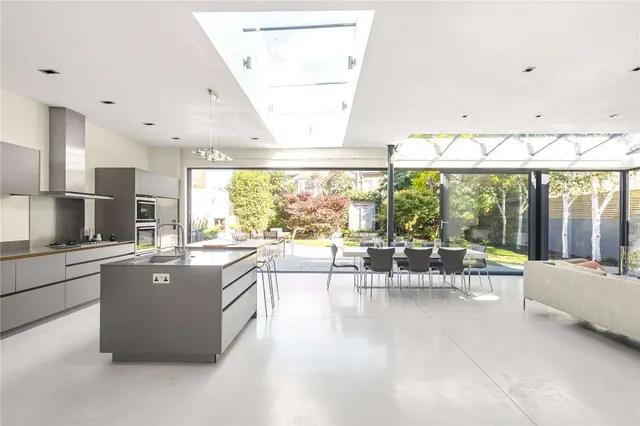 Photo 3 — Mortlake Road, Richmond, TW9 3JQ