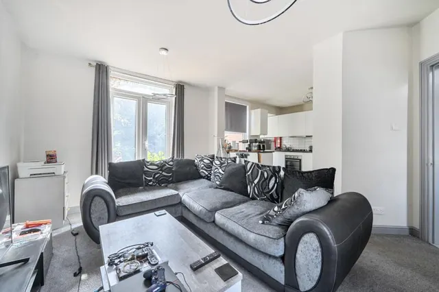 West Wycombe Road, High Wycombe, HP12, photo 2