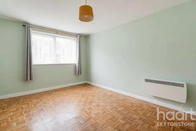 Trinity Close, London, E11, photo 2