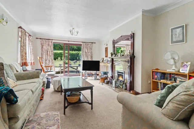 Oakhurst Crescent, Stoke-On-Trent, photo 2