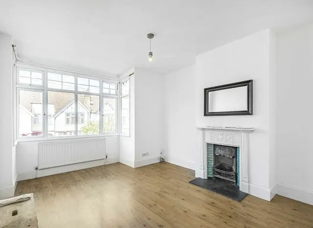 Photo 2 — Kilmartin Avenue, Streatham, SW16