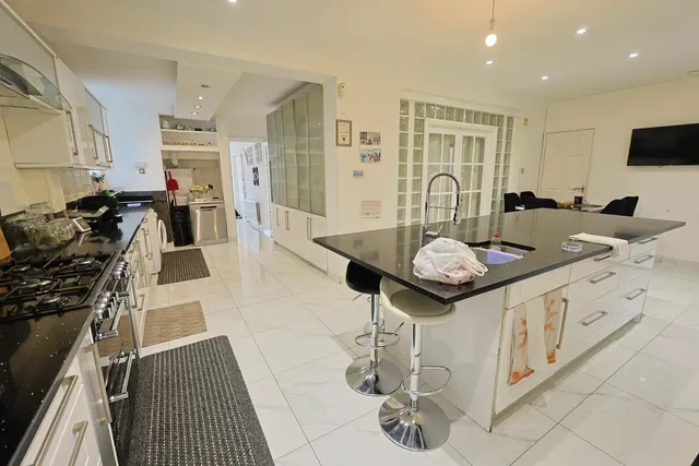 Kings Drive, Edgware, photo 2