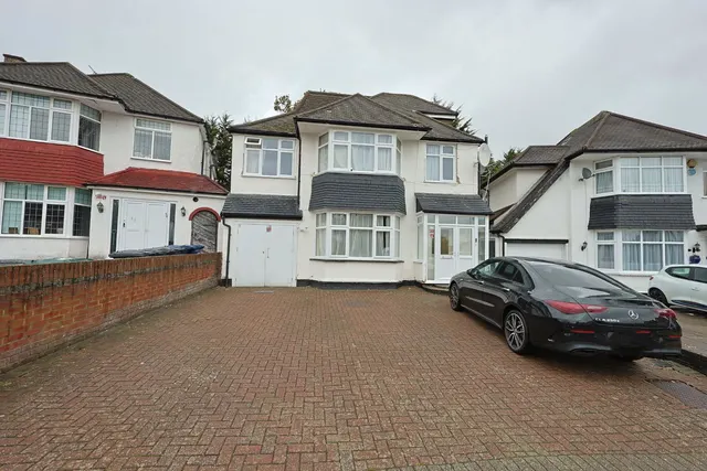 Kings Drive, Edgware, photo 1