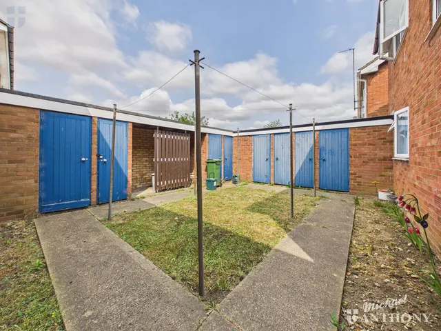 Photo 3 — Elmhurst Road, Aylesbury, HP20 2AG