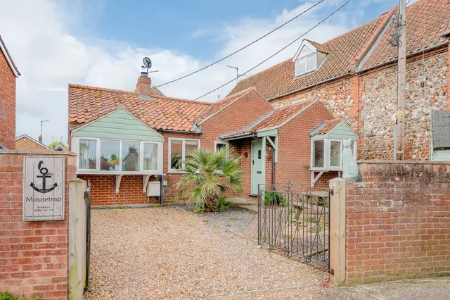 Link-Detached Bungalow with Church Views, photo 1