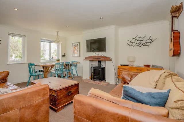 Link-Detached Bungalow with Church Views, photo 3
