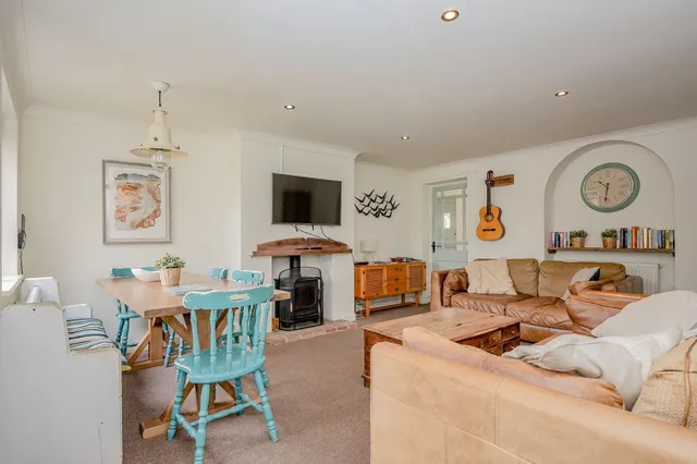 Link-Detached Bungalow with Church Views, photo 2
