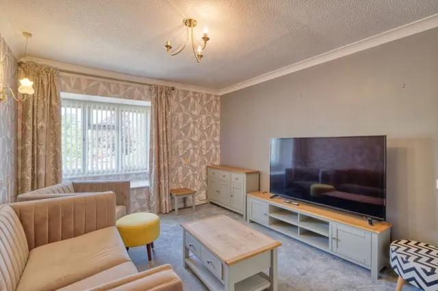 The Strand, St. James Court, B61, photo 2