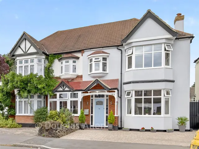 Burnway, Hornchurch, RM11, photo 1