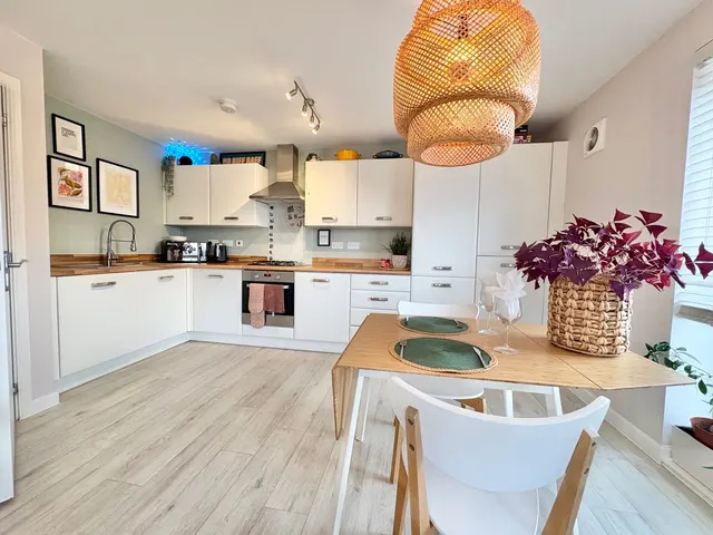 Photo 2 — Flat 5, 242 Fen Street, Milton Keynes, Brooklands, MK10 7JJ