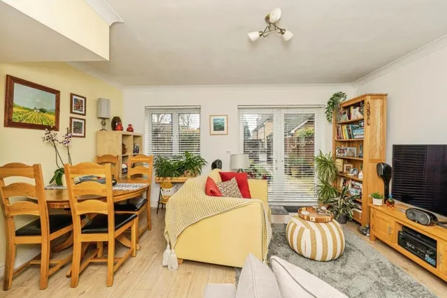 Chertsey Road, Byfleet, KT14, photo 2