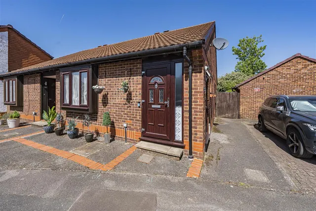 Cobb Close, Datchet, Berkshire, SL3 9QT, photo 1