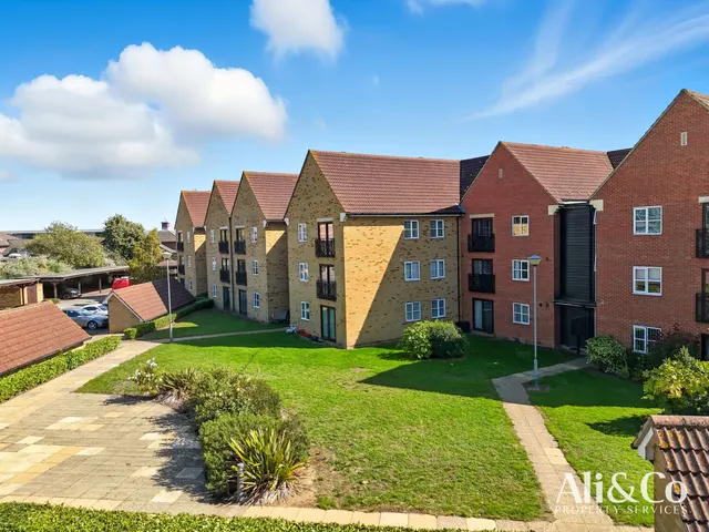 Fleming Road, Chafford Hundred, Grays, Essex, RM16 6DD, photo 1