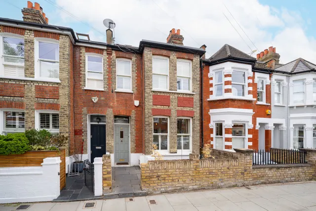 Photo 2 — 31 Vanderbilt Road, London, SW18