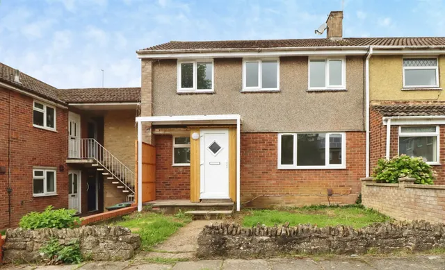 Handcross Court, CORBY, photo 1
