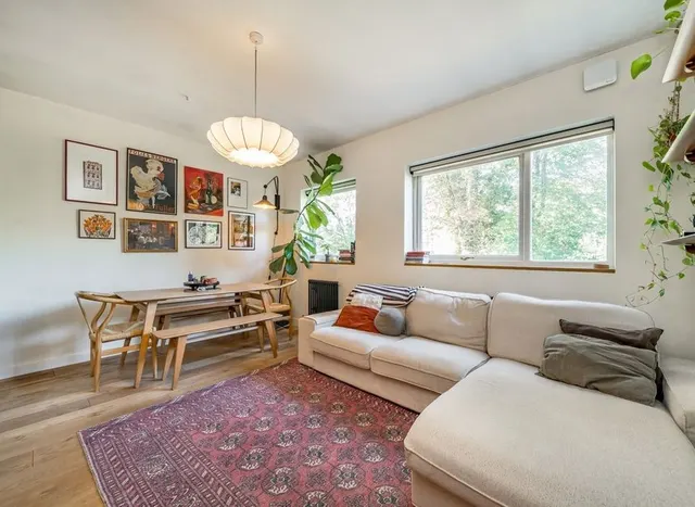 Photo 2 — Navarino Road, Hackney Central, E8