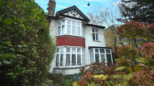 Blake Hall Road, London, photo 1