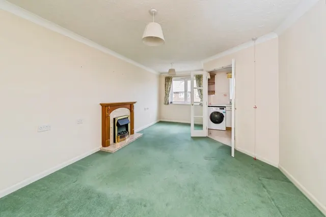 Gales Drive, Crawley, RH10, photo 3