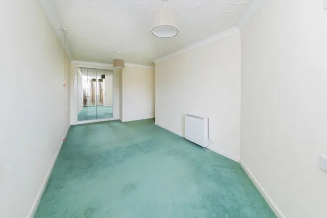 Gales Drive, Crawley, RH10, photo 2