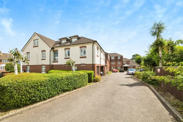 Gales Drive, Crawley, RH10, photo 1