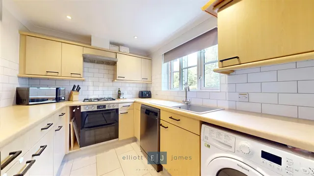 Photo 3 — Fairmeads, Loughton