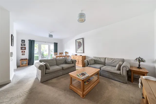 Photo 3 — Hamilton Road, Sarisbury Green