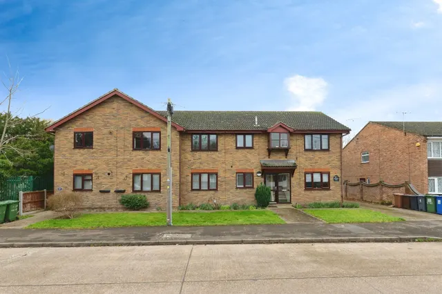 Lower Crescent, Linford, Stanford-Le-Hope, photo 1