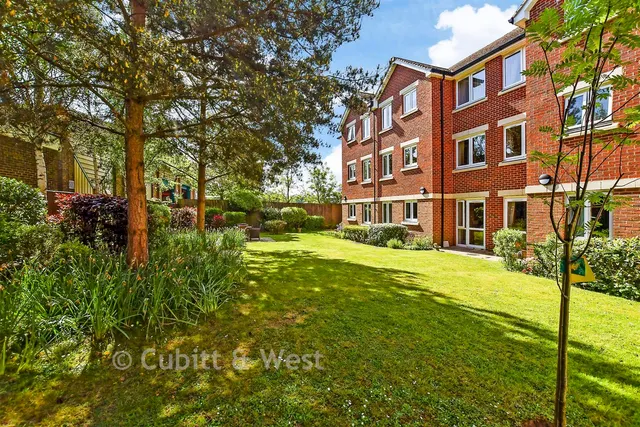 Kings Road, Horsham, RH13, photo 2