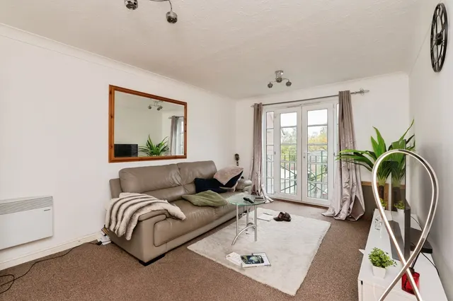 Photo 3 — Rawlyn Close, Chafford Hundred, Grays, Essex, RM16
