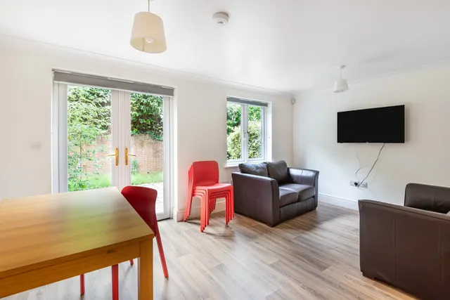 Photo 3 — Montgomery Close, Stanmore, Winchester