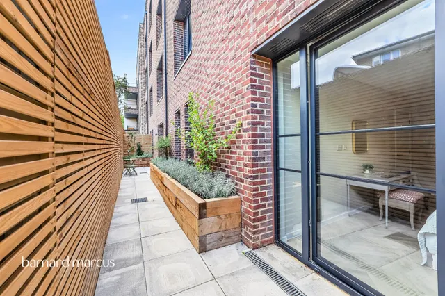 Meadow House, Fallsbrook Road, London, photo 1