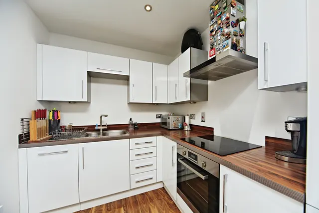 Photo 3 — 21 Whitestone Way, Croydon
