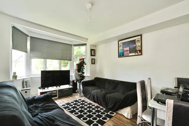 Photo 2 — Woodford New Road, Walthamstow, E17