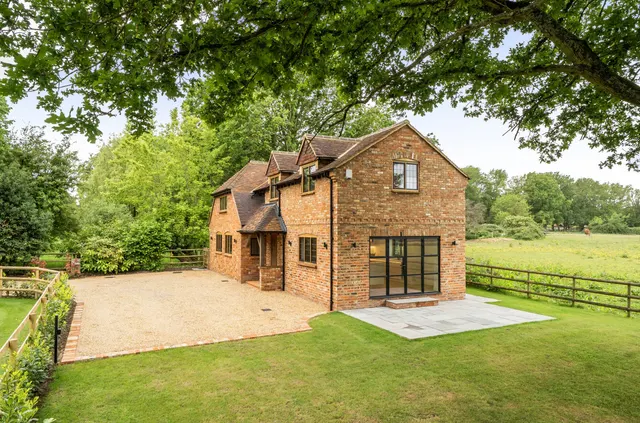 Photo 2 — Blagrove Lane, Wokingham, Berkshire, RG41 4AX